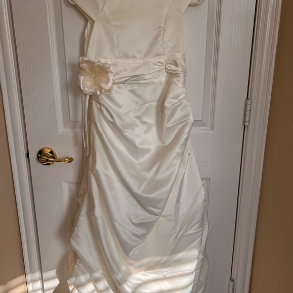Elegant White Kids Dress - Picture 1 of 4